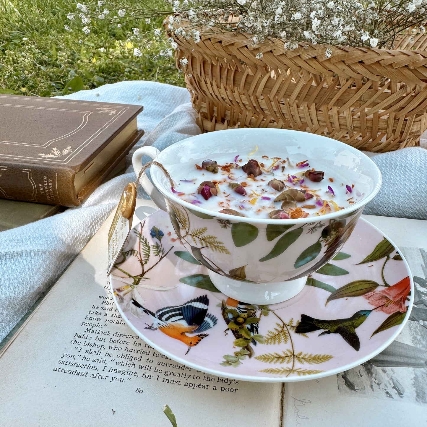 Honey & Almond 5 oz Pink Birds Modern Wickless Tea Cup