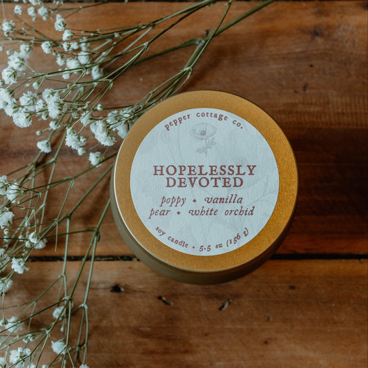 Hopelessly Devoted 5.5 oz Tin - Poppy, Pear, Orchid, & Vanilla